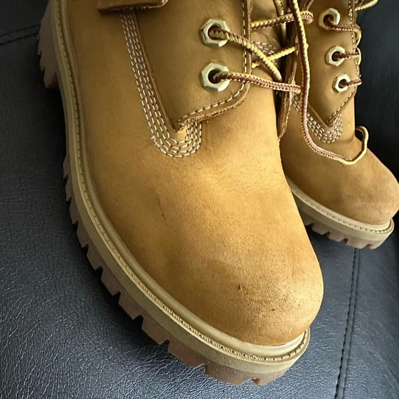 Timberland Waterproof 6" Boots
Boys' Grade School Size 4 - Picture 13 of 13